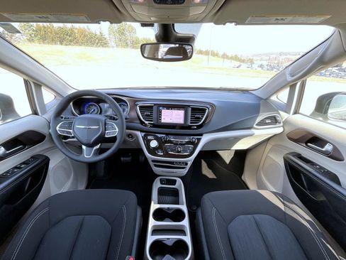 Used 2023 Chrysler Voyager LX FWD image 15