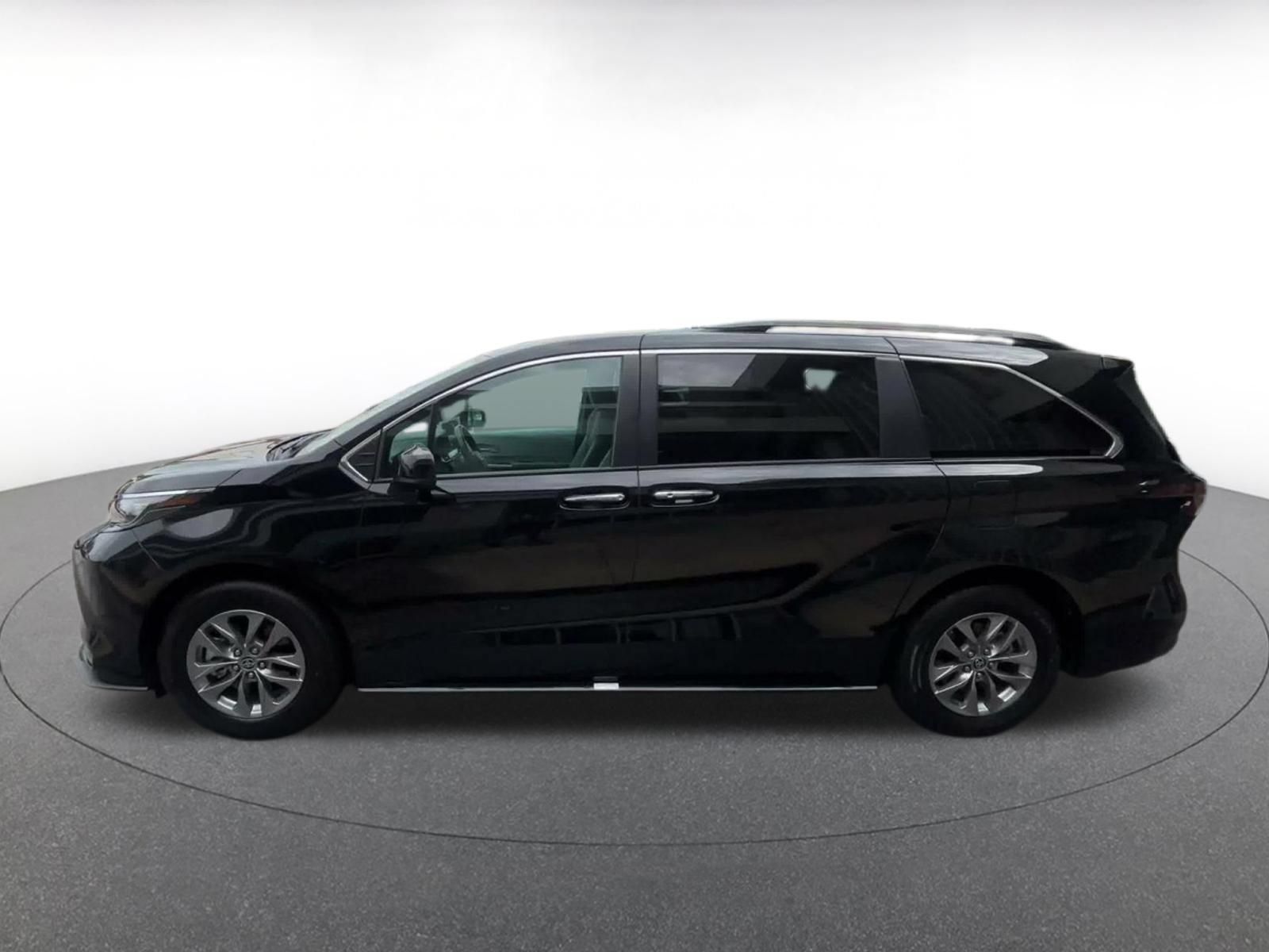 Used 2025 Toyota Sienna XLE FWD image 8