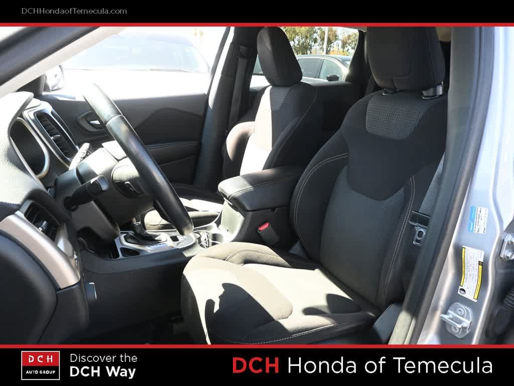 Used 2017 Jeep Cherokee Latitude w/ Safety/Convenience Group FWD image 18