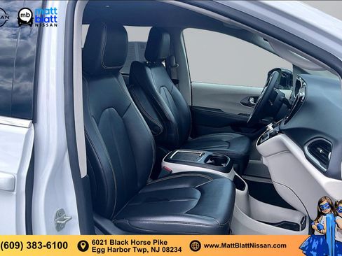 Used 2024 Chrysler Pacifica Touring-L FWD image 6