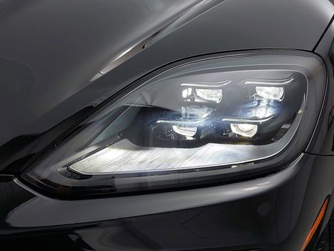 Used 2025 Porsche Cayenne Coupe w/ Premium Package Plus image 33