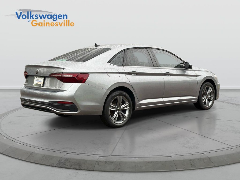 Used 2024 Volkswagen Jetta SE FWD image 4