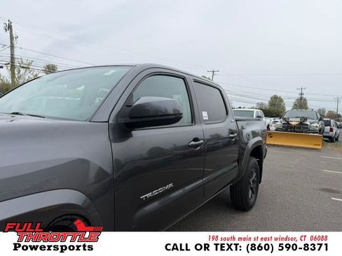 Used 2020 Toyota Tacoma SR5 AWD/4WD image 5