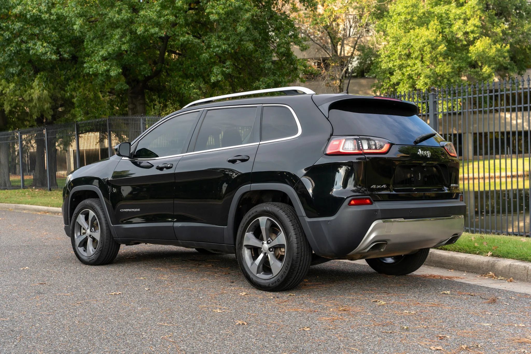 Used 2019 Jeep Cherokee Limited w/ Technology Group AWD/4WD image 8