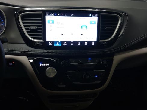 Used 2024 Chrysler Pacifica Touring-L w/ Uconnect Theater Family Group FWD image 21