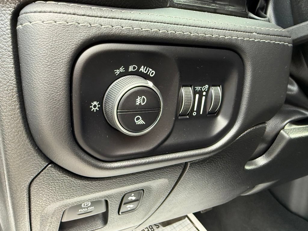 Used 2022 RAM 1500 Limited w/ Trailer Tow Group AWD/4WD image 16