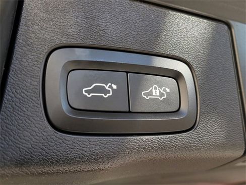 Certified 2023 Volvo XC60 B5 Ultimate w/ Climate Package image 19