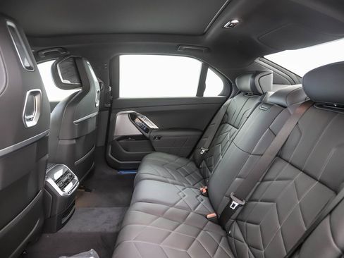 Used 2025 BMW i7 xDrive60 image 22