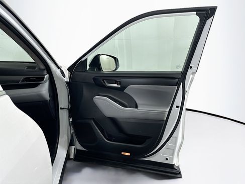 Used 2023 Toyota Highlander XLE image 34