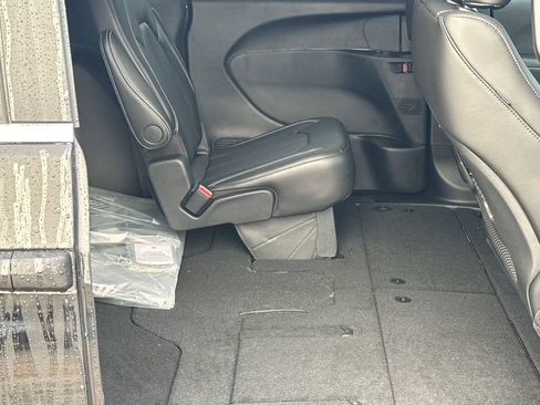 New 2026 Chrysler Pacifica Select FWD image 16