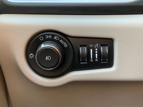 Used 2023 Chrysler Pacifica Touring-L FWD image 17