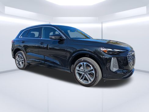 Certified 2025 Audi Q5 Premium w/ Convenience Package image 1