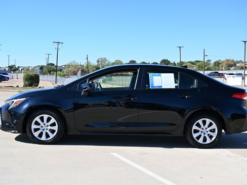 Used 2025 Toyota Corolla LE FWD image 9