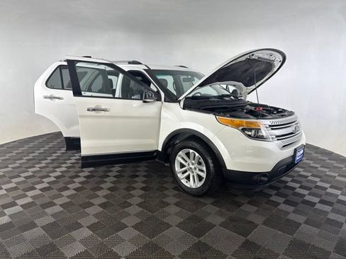 Used 2014 Ford Explorer XLT w/ Equipment Group 202A AWD/4WD image 16