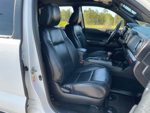 Used 2018 Toyota Tacoma TRD Sport AWD/4WD image 46