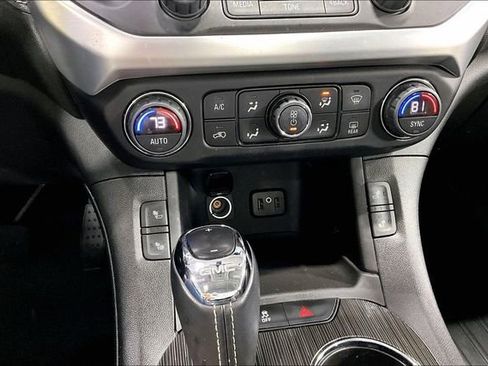 Used 2019 GMC Acadia SLT image 17