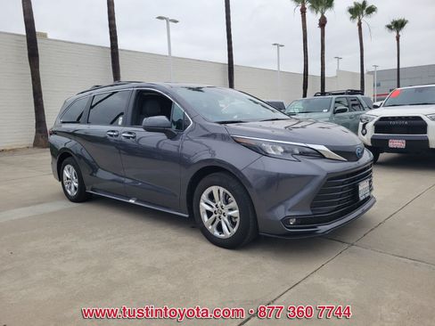 Used 2025 Toyota Sienna XLE w/ XLE Plus Package AWD/4WD image 2