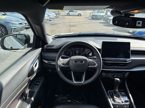 Used 2025 Jeep Compass Trailhawk image 33