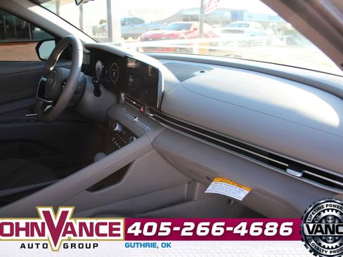 Used 2025 Hyundai Elantra SEL image 13