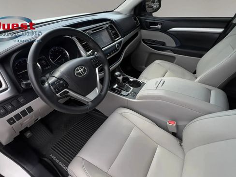 Used 2017 Toyota Highlander XLE AWD/4WD image 37