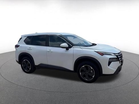 Used 2025 Nissan Rogue SV AWD/4WD image 2