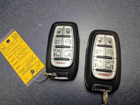 Used 2024 Chrysler Pacifica Touring-L FWD image 23