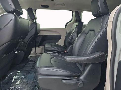 Used 2024 Chrysler Pacifica Select image 14