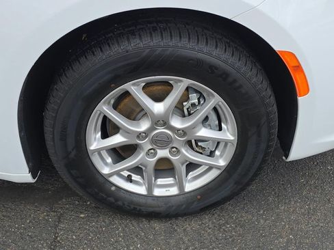 Used 2025 Chrysler Pacifica Select FWD image 9