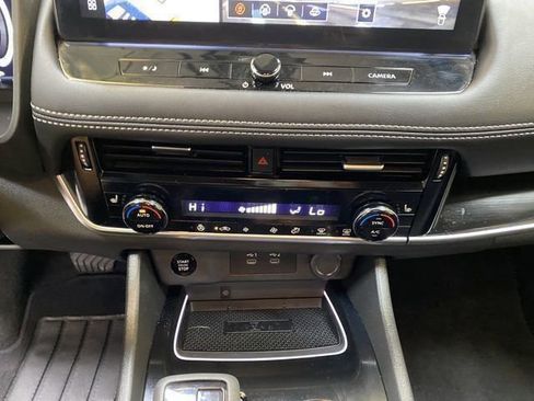 Used 2025 Nissan Rogue SL FWD image 49