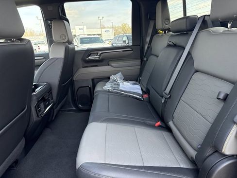 Used 2025 Chevrolet Silverado 2500 ZR2 w/ Technology Package image 6