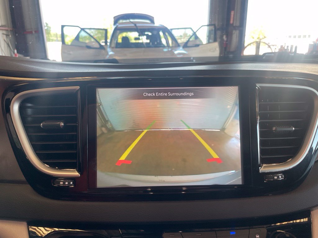 Used 2024 Chrysler Pacifica Touring-L FWD image 22