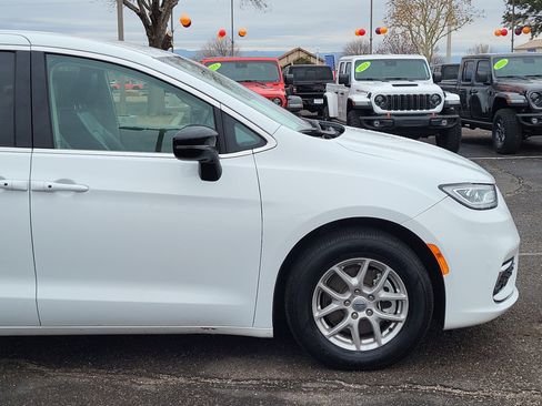 Used 2024 Chrysler Pacifica Touring-L image 8