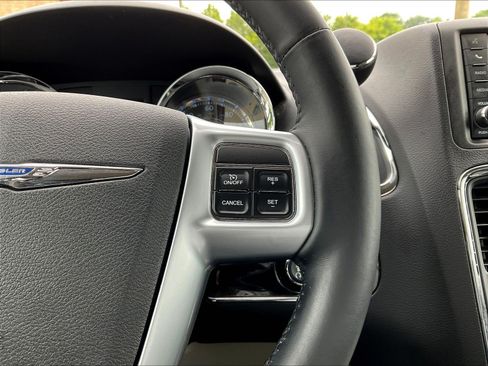Used 2013 Chrysler Town & Country Touring-L w/ Premium Group FWD image 11