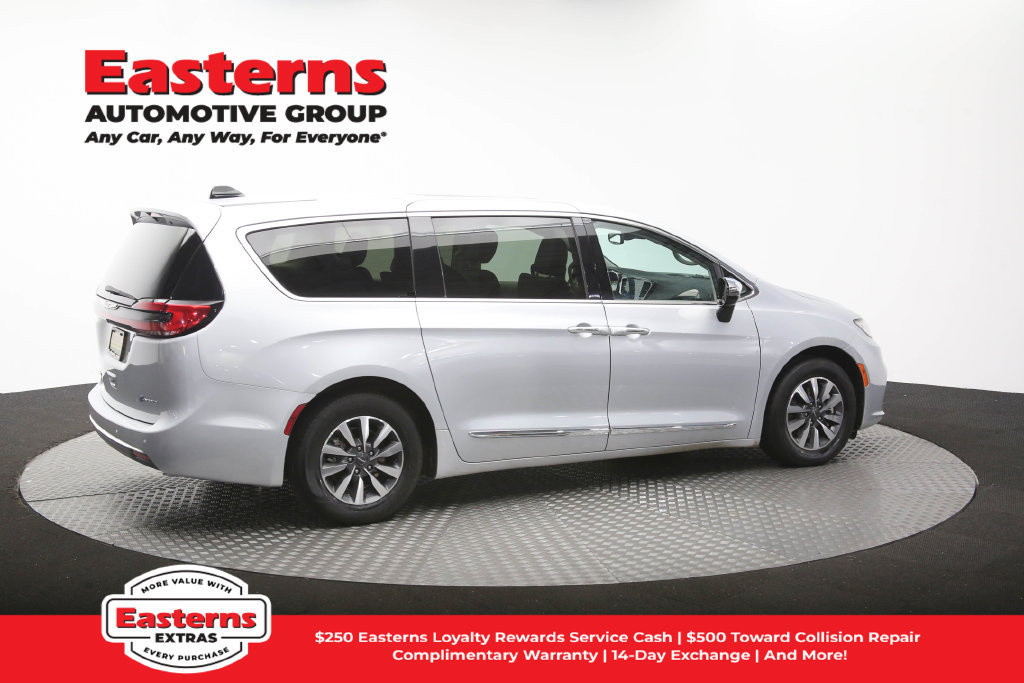 Used 2023 Chrysler Pacifica Limited FWD image 45