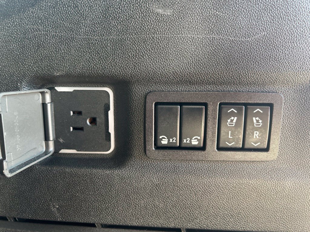 Used 2024 GMC Yukon XL Denali Ultimate AWD/4WD image 15