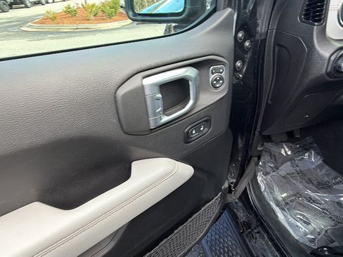 Used 2023 Jeep Gladiator Overland image 32