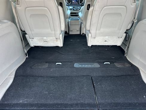 Used 2018 Chrysler Pacifica Touring-L Plus FWD image 17
