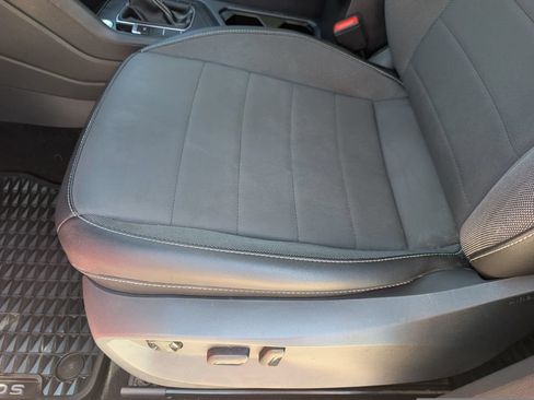 Used 2022 Volkswagen Taos SE w/ Panoramic Sunroof Package FWD image 15