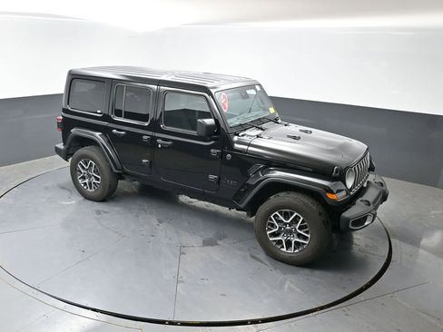 Used 2025 Jeep Wrangler Unlimited Sahara AWD/4WD image 40