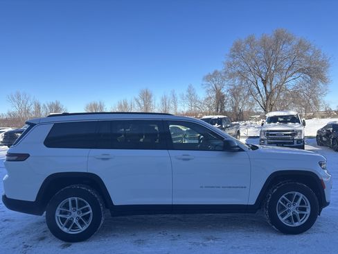 Used 2024 Jeep Grand Cherokee L Laredo image 2