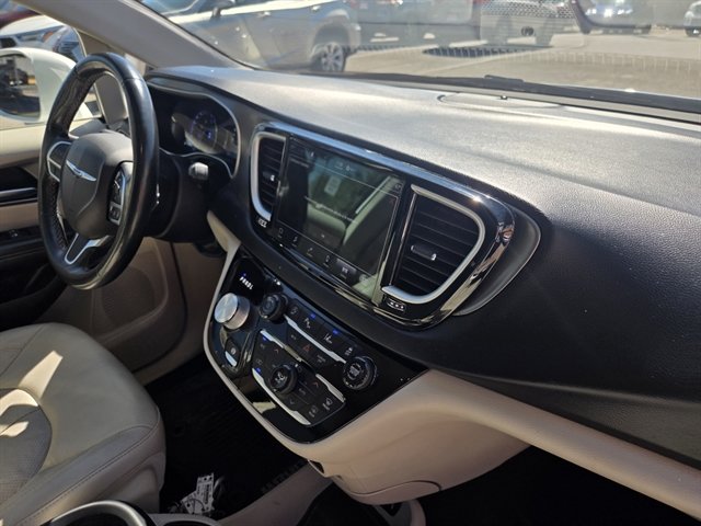 Used 2021 Chrysler Pacifica Touring-L FWD image 6