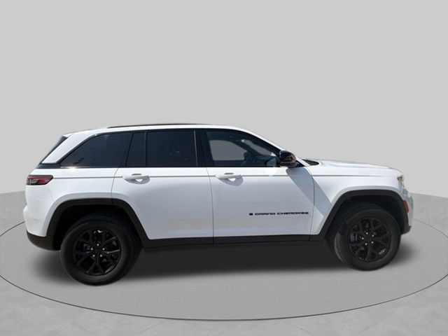 Used 2025 Jeep Grand Cherokee Altitude AWD/4WD image 6