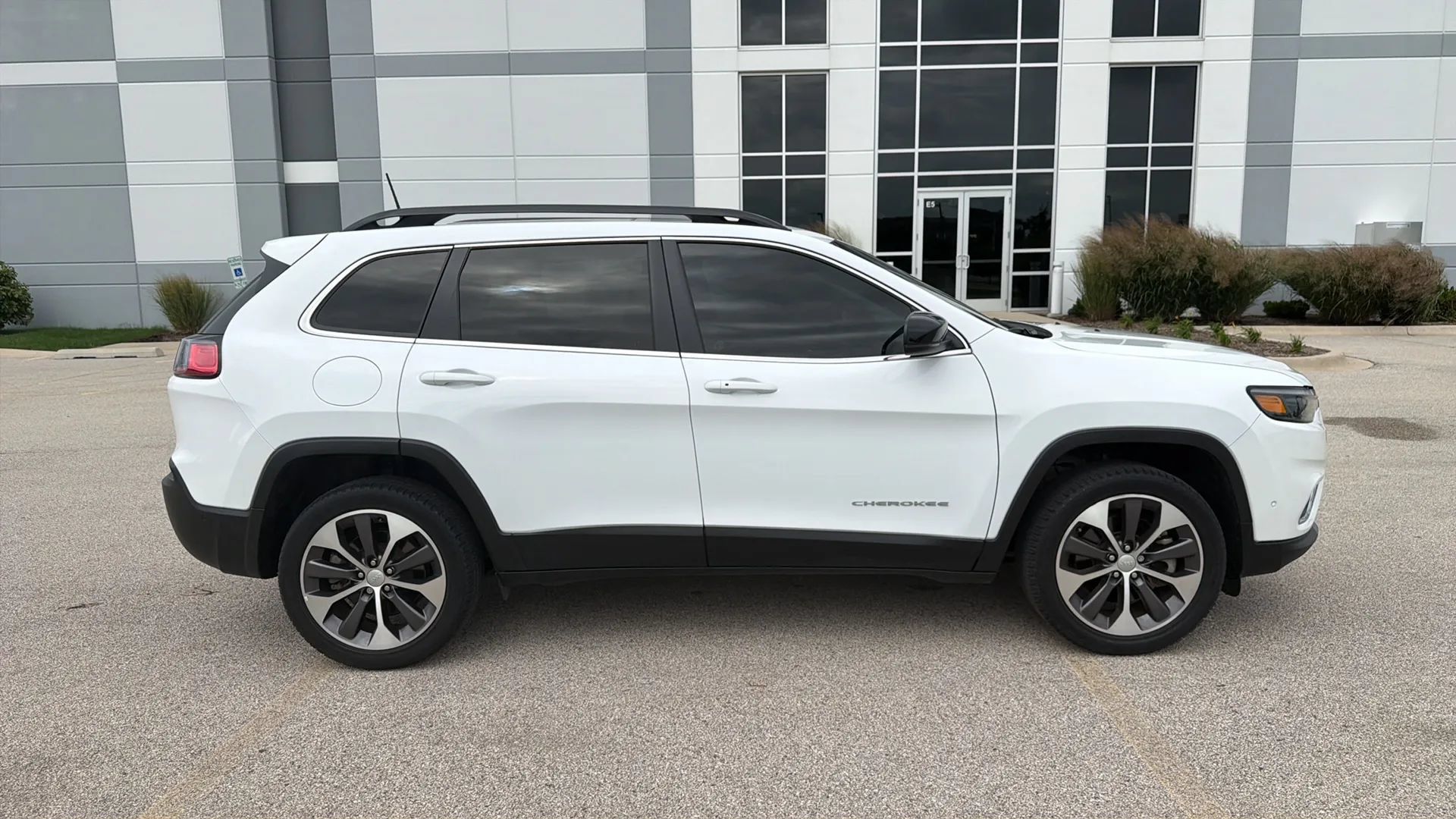 Used 2022 Jeep Cherokee Limited w/ Elite Package AWD/4WD image 4