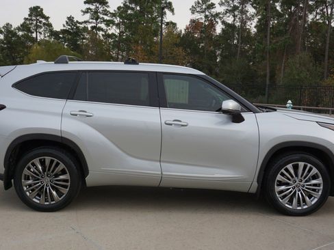 Used 2023 Toyota Highlander Platinum image 4