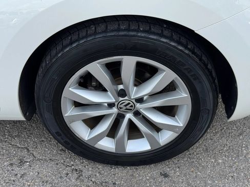 Used 2013 Volkswagen Beetle TDI FWD image 38