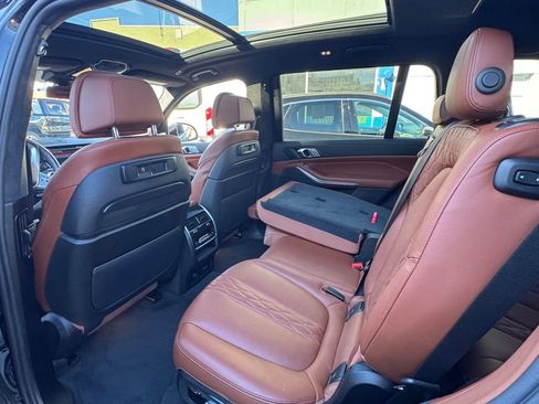 Used 2022 BMW X7 xDrive40i w/ Premium Package image 9