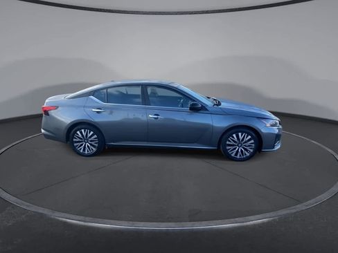 Used 2024 Nissan Altima 2.5 SV FWD image 18