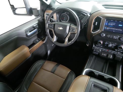 Used 2021 Chevrolet Silverado 1500 High Country w/ Technology Package image 9