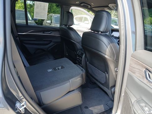 Used 2025 Jeep Grand Cherokee Limited AWD/4WD image 22