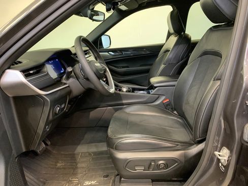 Used 2023 Jeep Grand Cherokee L Laredo image 18